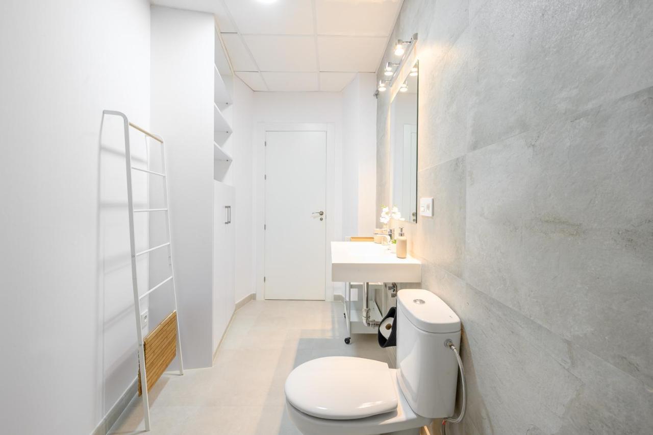 Modern 3 Bedroom, City Center With Patio & High Ceilings By 10Tosea Málaga Eksteriør bilde